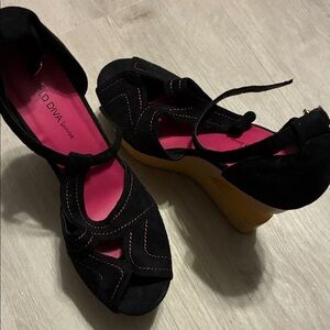 Wild Diva Black and Pink Wedges